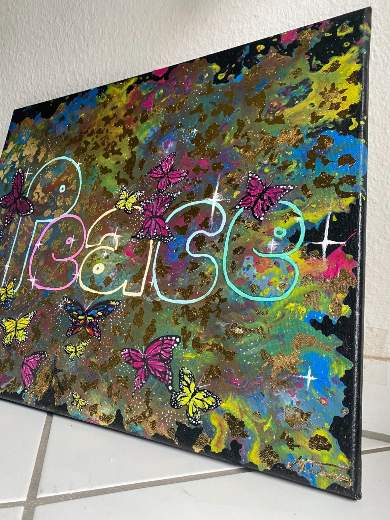 Bunte abstrakte Kunst mit Schmetterlingen und geschwungener Schrift.