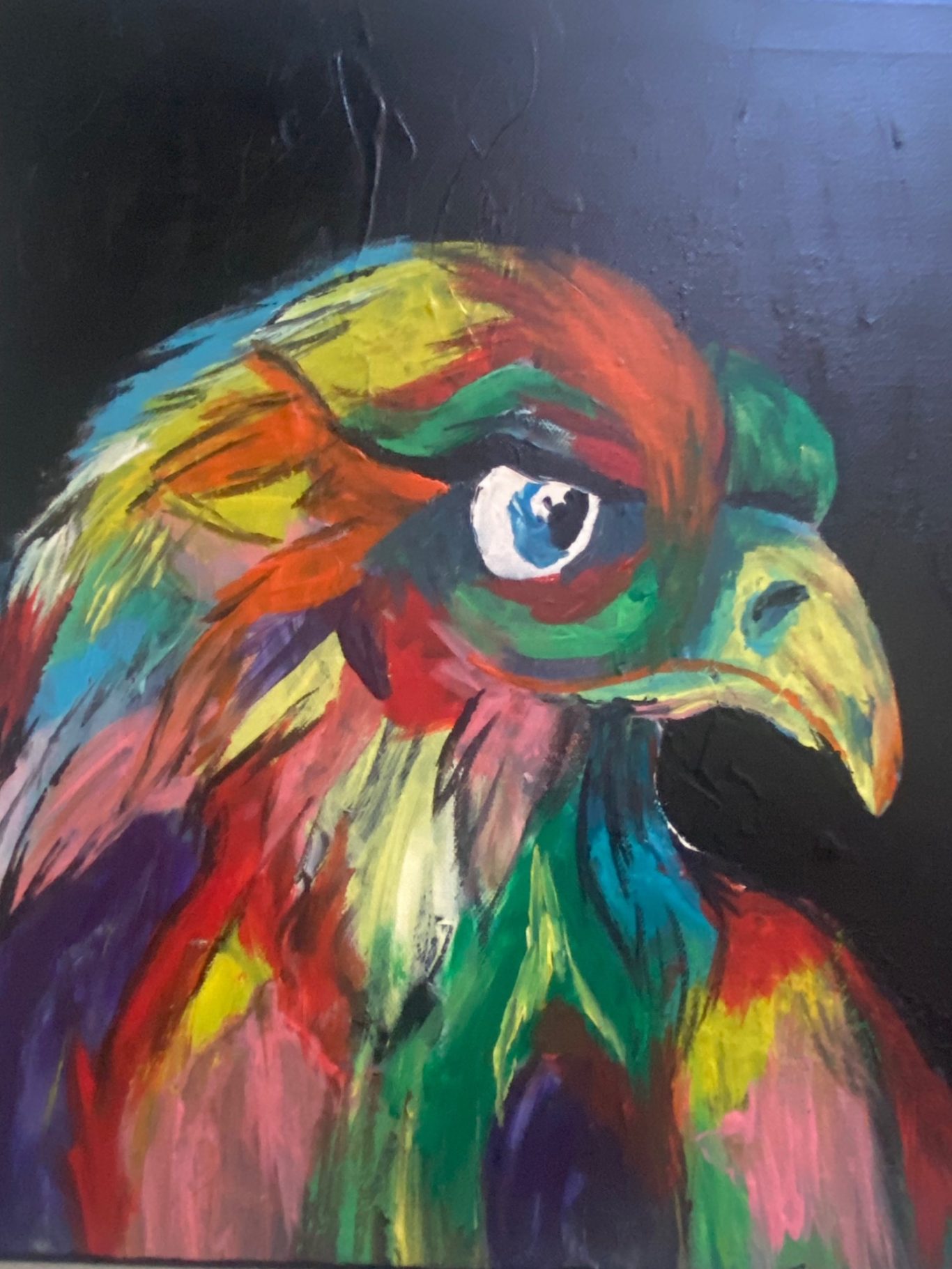 Farbige Malerei eines Vogels mit lebendigen, gemischten Farben und auffälligem Blick.