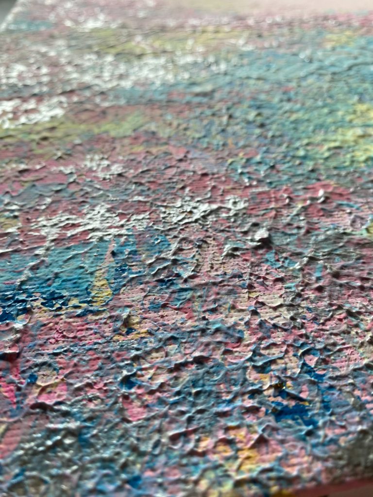 Bunte, strukturierte Farbtextur mit roten, blauen und gelben Nuancen.