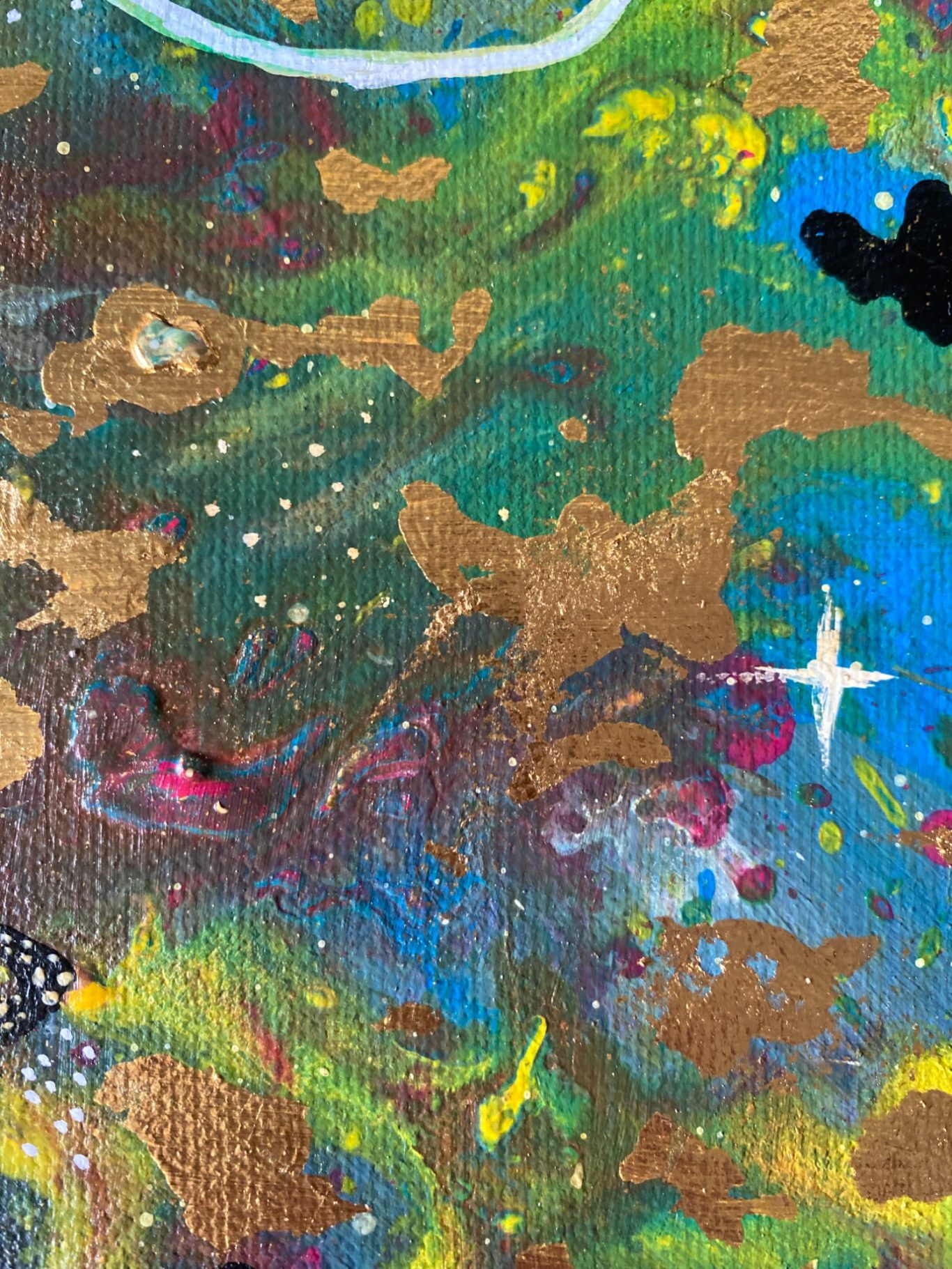 Farbenfrohes, abstraktes Kunstwerk mit goldenen und bunten Farbswirbeln.