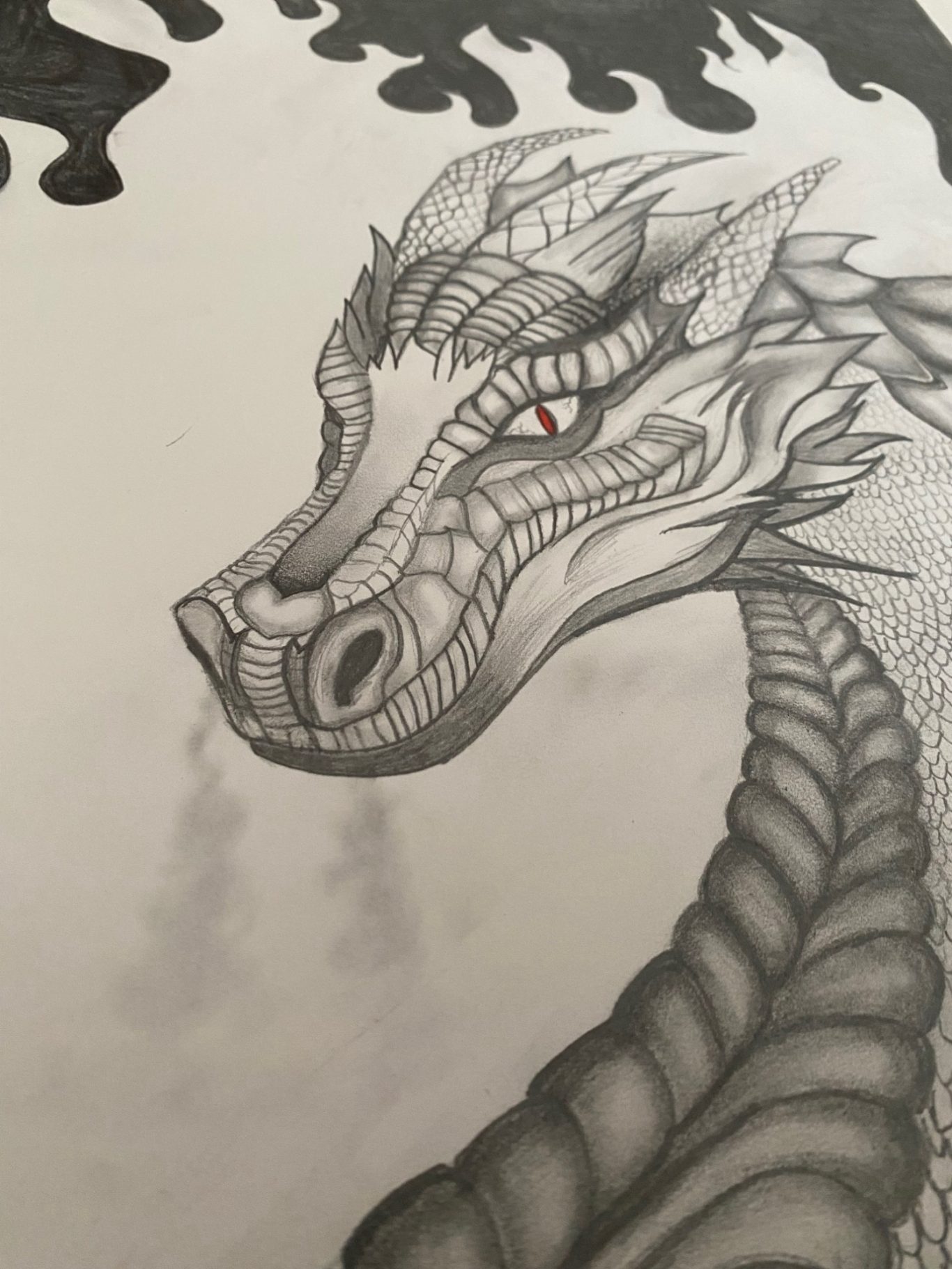 Grauer Drache mit roten Augen, detailliert und majestätisch, vor dunklem Hintergrund.