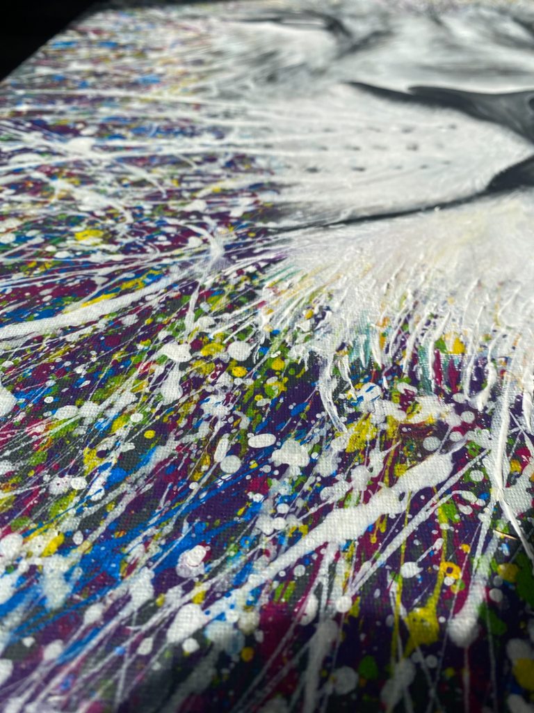 Abstrakte Farbexplosion mit lebhaften Splattern in Blau, Gelb und Weiß.