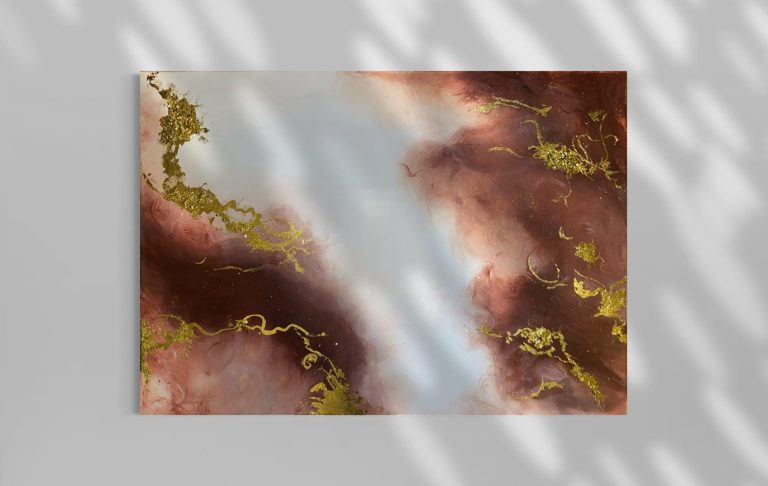 Abstrakte Kunst mit erdigen Farbtönen und goldenen Akzenten auf hellem Hintergrund.