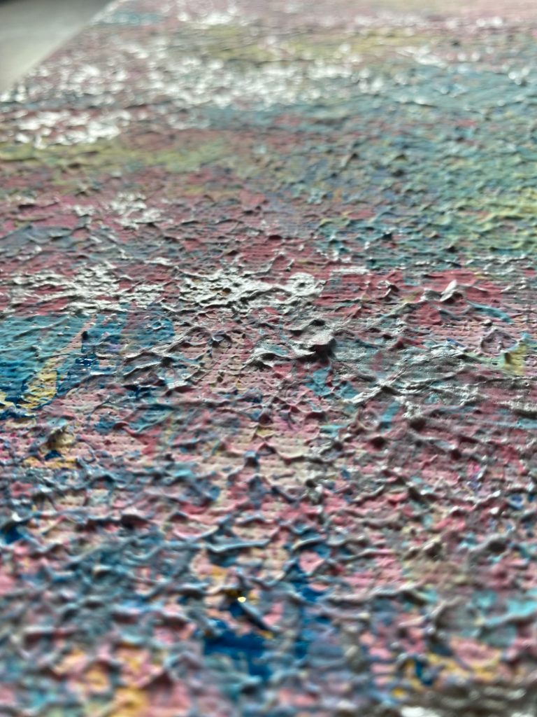 Bunte, strukturierte Oberfläche mit pastoser Farbauftrag in verschiedenen Farbtönen.