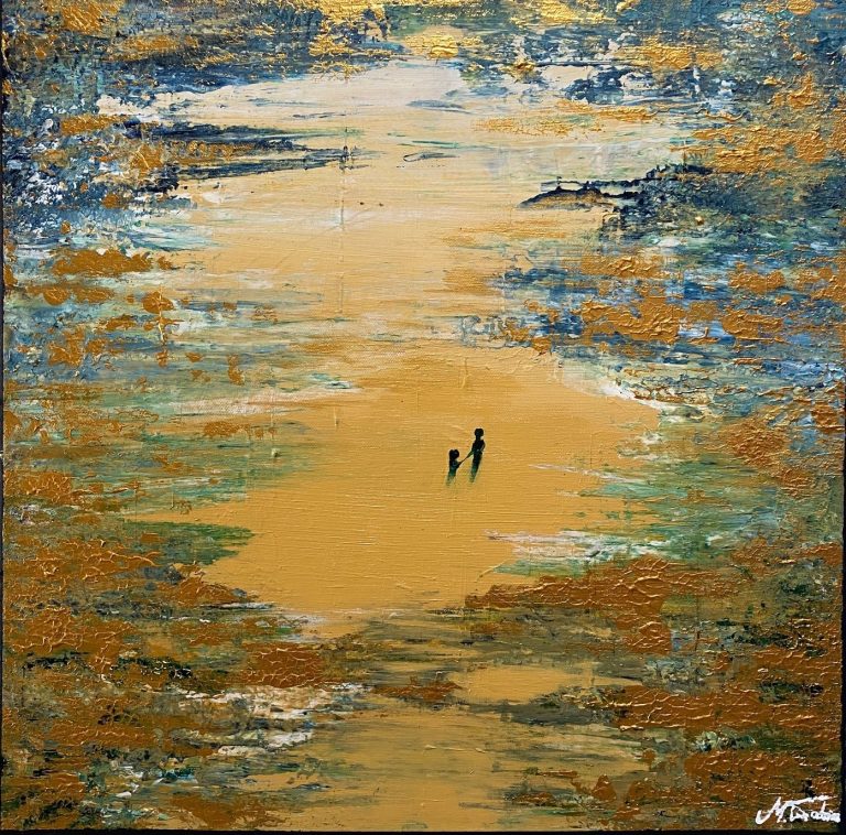 Zwei silhouettenartige Figuren gehen durch eine goldene, abstrakte Landschaft.