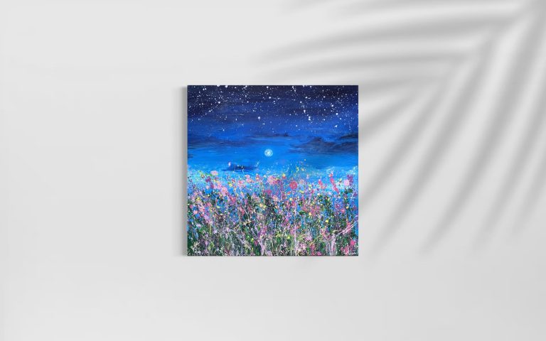 Bunte Blumenwiese im Mondlicht unter einem sternklaren Himmel.